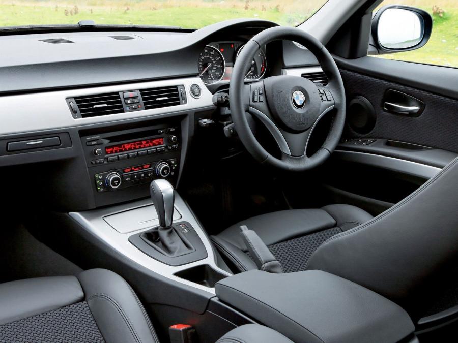  BMW 320d Sedan 2008 года  (UK) (фото 11 из 12)